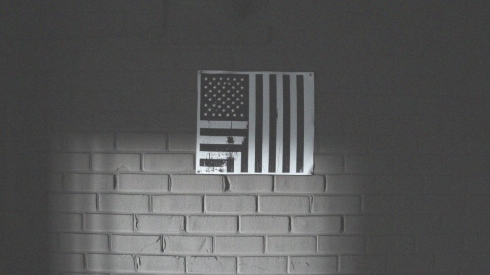 Jakie znaczenie ma hashtag „oporu” w kontekście odwróconej flagi USA?