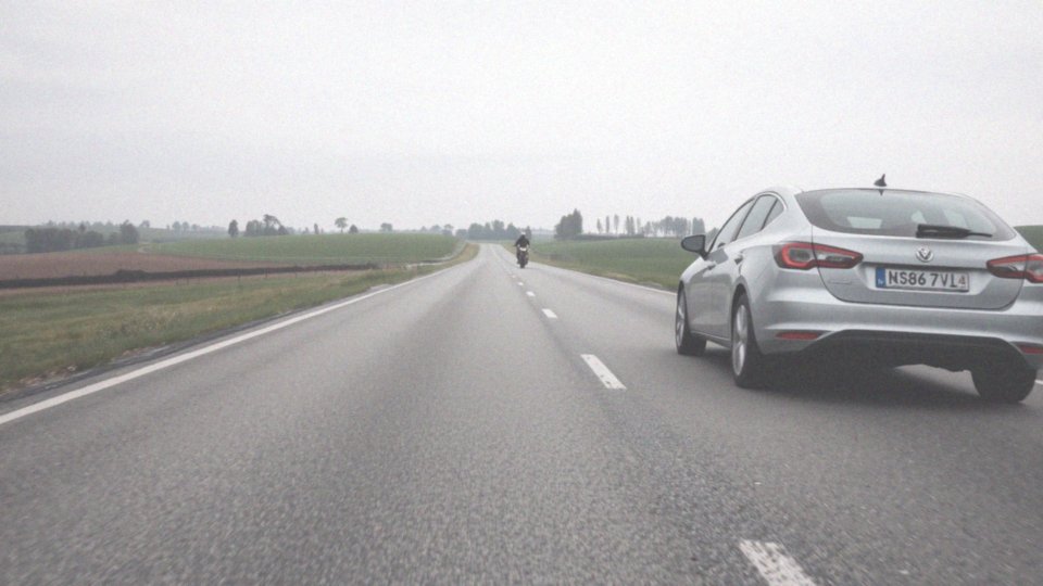 Jaki minimalny odstęp należy zachować wyprzedzając motocyklistę?