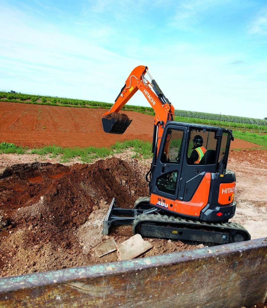 Jedna maszyna, wiele możliwości: jak osprzęt hydrauliczny zmienia minikoparkę w uniwersalne narzędzie pracy?